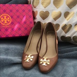 Tory Burch Raleigh 90mm Wedge in Nutria-Gold